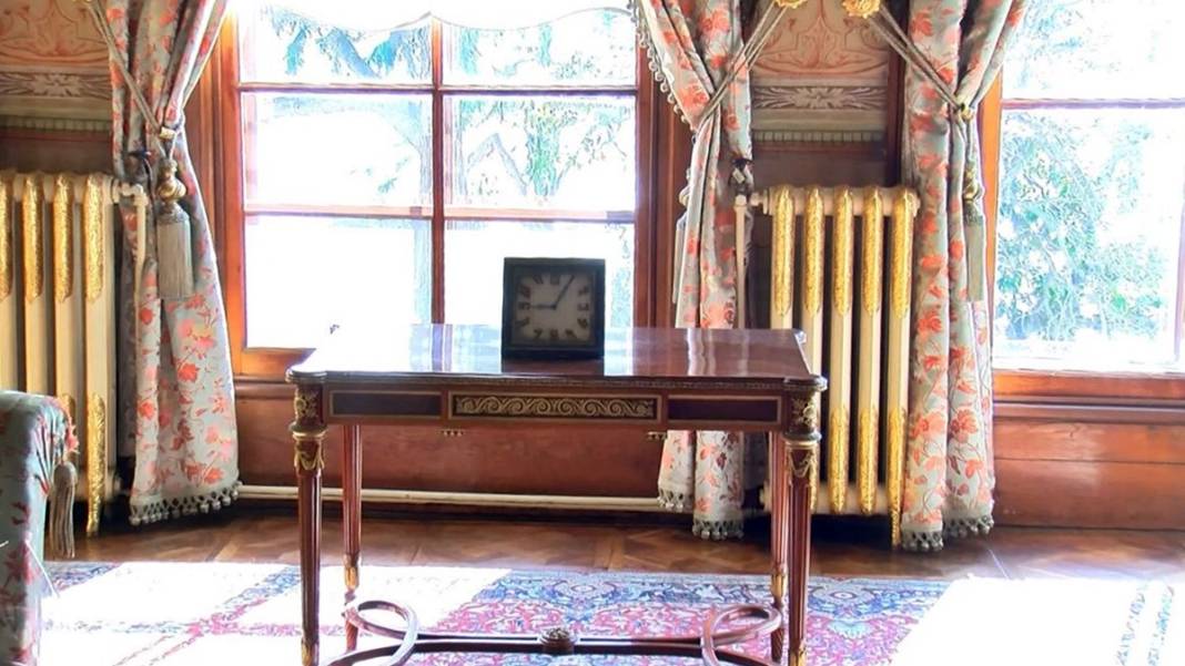 Atatürk'ün hayata gözlerini yumduğu Dolmabahçe Sarayı'ndaki odası ziyaretçilerini bekliyor 22